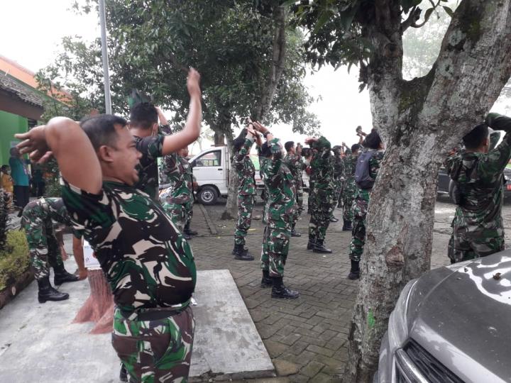 Anggota Satgas TMMD Bojonegoro Melakukan Pelemasan Usai Olahraga